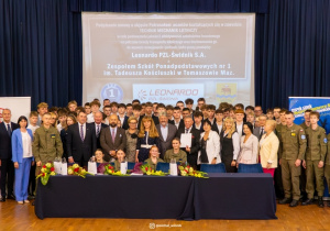 Zdjęcie grupowe gości, dyrekcji szkoły, uczniów klas technik mechanik lotniczy i klas OPW