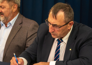 Starosta Tomaszowski Pan Dariusz Kowalczyk podpisujący umowę patronacką