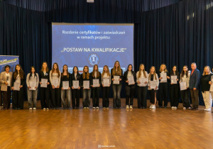 Uczniowie klasy II H z Dyrekcją Szkoły i nauczycielami.