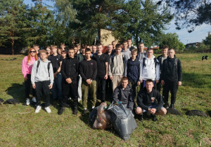 Uczniowie klasy 1 Mtw wraz z wychowawcą p. Karoliną Greszel przy pomniku panny na niedźwiedziu (Plac Kościuszki)
