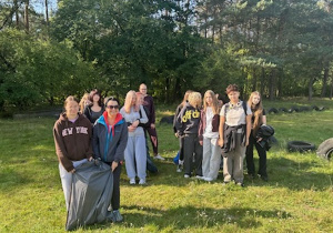 Sprzątamy... - Klasa 1 H z wychowawczynią.