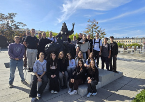 Uczniowie klasy 1Iw z symbolem miasta