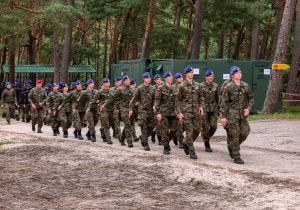 Kadeci podczas przemarszu na terenie obozowiska