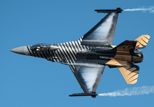 SoloTürk to oficjalny zespół pokazowy Tureckich Sił Powietrznych, który prezentuje niezwykłe możliwości bojowego myśliwca F-16C Fighting Falcon.