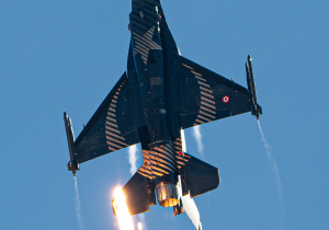 F16 SoloTürk flary.
