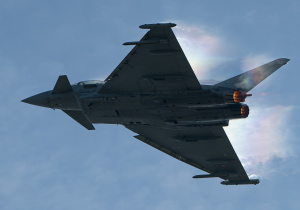 Włoski Eurofighter Typhoon – dwusilnikowy myśliwiec wielozadaniowy zbudowany w układzie kaczki przez konsorcjum trzech europejskich producentów lotniczych.