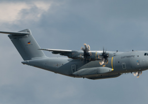 Airbus A400M Atlas to nowoczesny, czterosilnikowy wojskowy samolot transportowy o napędzie turbośmigłowym, który łączy w sobie cechy maszyn taktycznych i strategicznych