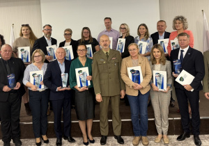 Przedstawiciele wyróżnionych szkół ze statuetkami i dyplomami oraz wojskowi podczas Ogólnopolskiego Forum Szkół w Lublinie.