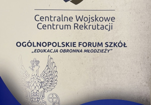 Baner Ogólnopolskiego Forum Szkół „Edukacja Obronna Młodzieży” z logo Centralnego Wojskowego Centrum Rekrutacji.