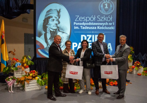 Dyrekcja szkoły wraz z przedstawicielami Roldrob S/A
