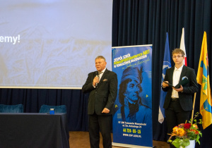 Przemawia dyrektor ZSP1 Dariusz Kwiatkowski.