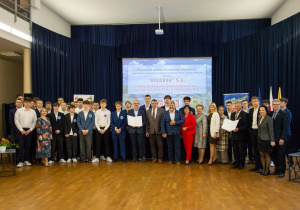 Zdjęcie zbiorowe wszystkich osób biorących w wydarzeniu wraz z uczniami klasy 2 Met – klasy patronackiej.