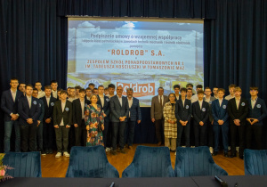 Klasa patronacka z wychowawczynią Joanną Kryszewską i przedstawicielami firmy „Roldrob”: Dyrektorem Generalnym firmy „Roldrob” Mariuszem Nowakowskim i panią Anną Sentkowką HR Business Partner