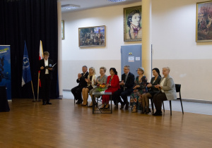 Dyrekcja szkoły, przewodnicząca Rady Rodziców i wychowawczyni klasy 2 Met na uroczystości.