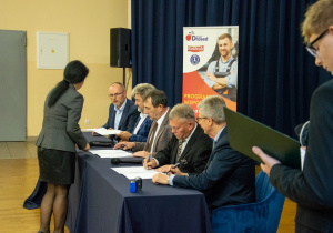 Moment podpisania umowy między przedstawicielami firmy „Roldrob”, Starostwem Tomaszowskim i ZSP1.