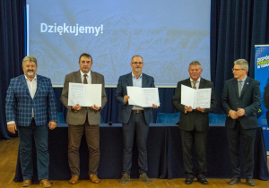 Osoby podpisujące umowę, od lewej: Wicestarosta Sławomir Żegota, Starosta Tomaszowski Dariusz Kowalczyk, Dyrektor Generalny i Członek Zarządu firmy „Roldrob” Mariusz Nowakowski,, dyrektor ZSP1 Dariusz Kwiatkowski, Kierownik Szkolenia Praktycznego Arkadiusz Świątek, w czasie prezentacji dokumentów po złożeniu podpisów.