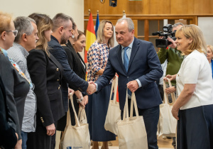Zdjęcie opiekunów dydaktycznych w projekcie „Młodzi zawodowcy – program stypendialny Województwa Łódzkiego” odbierających gratulacje