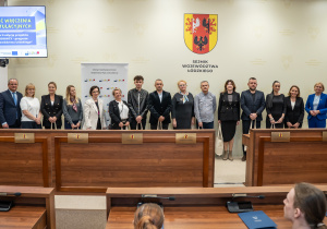 Zdjęcie grupowe wyróżnionych opiekunów dydaktycznych w projekcie „Młodzi zawodowcy – program stypendialny Województwa Łódzkiego”