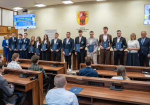 Zdjęcie grupowe wyróżnionych uczestników projektu „Młodzi zawodowcy – program stypendialny Województwa Łódzkiego”