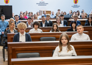 Zdjęcie zaproszonych uczestników projektu „Młodzi zawodowcy – program stypendialny Województwa Łódzkiego”: uczniów, rodziców i opiekunów dydaktycznych