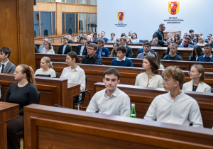 Zdjęcie zaproszonych uczestników projektu „Młodzi zawodowcy – program stypendialny Województwa Łódzkiego”: uczniów, rodziców i opiekunów dydaktycznych