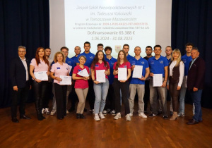 Grupa uczestników programu Erasmus+ z certyfikatami europass-mobilność