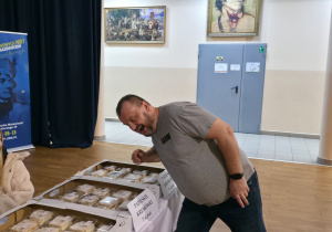 Pan Witek kupuje kremówkę