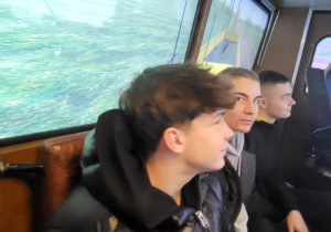 Uczniowie kl. 2 MtM w kabinie symulatora pociągu