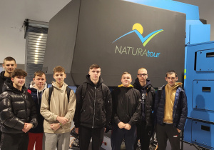 Uczniowie przed symulatorem pociągu