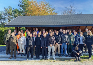 uczniowie, pracownicy kopalni oraz nadleśnictwa pozujący do wspólnego zdjęcia