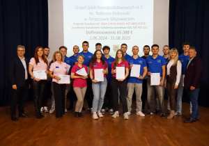 grupa uczestników programu Erasmus+ z certyfikatami i europass-mobilność