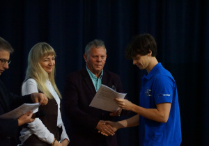 Uczestnik programu Erasmus+ odbiera europass-mobilność