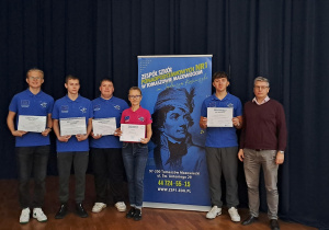 grupa uczestników programu Erasmus+ z certyfikatami i europass-mobilność