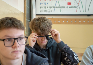 Prezentacja okularów dla niedowidzących do oglądania telewizora.