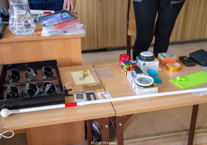 Sprzęt pomocny niewidomym i niedowidzącym w życiu codziennym.