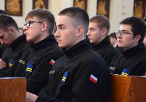 Uczniowie klas wojskowych ZSP1 podczas uroczystości w kościele