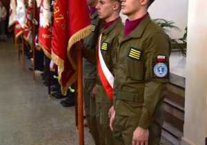 Poczet sztandarowy ZSP1 podczas uroczystości w kościele