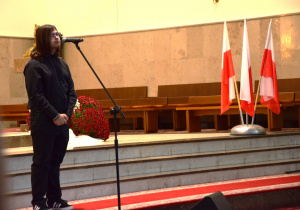 Uczeń ZSP1 śpiewający piosenkę patriotyczną