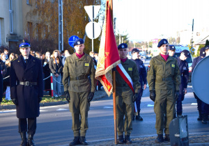 Poczet sztandarowy ZSP1 podczas uroczystości pod pomnikiem