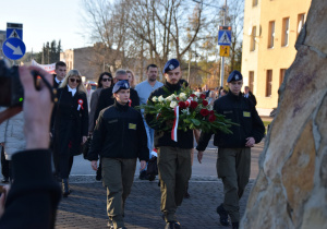 Delegacja ZSP1 składająca kwiaty pod pomnikiem