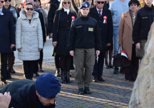 Delegacja ZSP1 składająca kwiaty pod pomnikiem