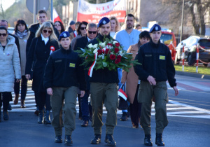 Delegacja ZSP1 składająca kwiaty pod pomnikiem