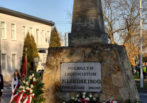Pomnik "Poległym Legionistom Piłsudskiego" ze złożonymi kwiatami