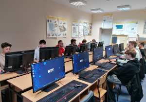 Uczniowie podczas etapu szkolnego olimpiady