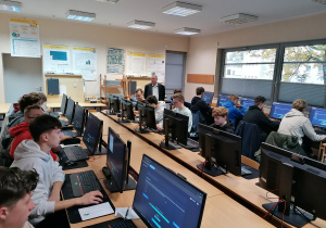 Uczniowie podczas etapu szkolnego olimpiady