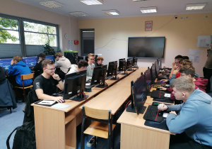 Uczniowie podczas etapu szkolnego olimpiady