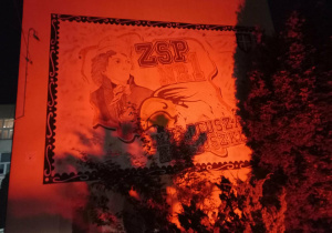 Budynek ZSP nr 1 w Tomaszowie Mazowieckim podświetlony na czerwono.