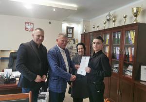 Wręczanie nagrody uczestnikowi