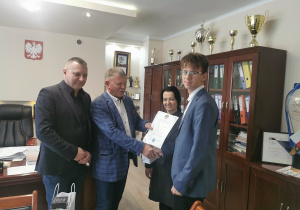 Wręczanie nagrody uczestnikowi