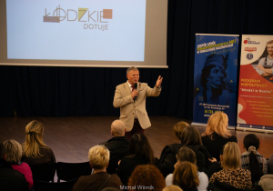 Pan Dyrektor Dariusz Kwiatkowski wita zgromadzonych rodziców